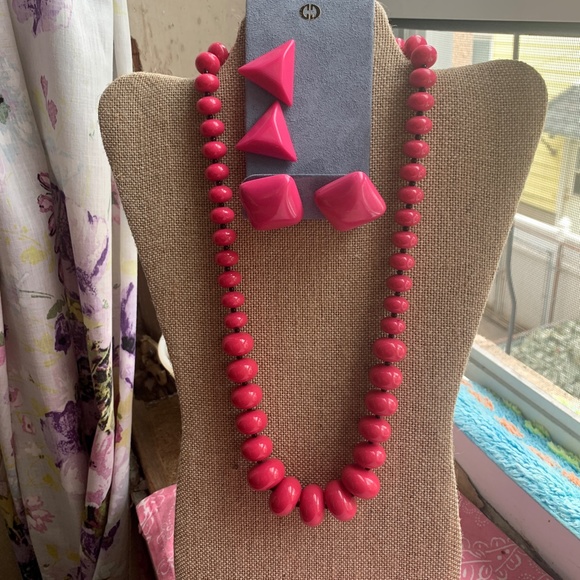 💕 70's Pink Bead Necklace, Pink Square Post & Pink Triangle Clip On Earrings💕 - Picture 2 of 10
